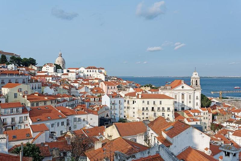 Telhados de Alfama vistos das Portas do Sol
